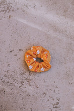Load image into Gallery viewer, Scrunchie - Daisy Dreams
